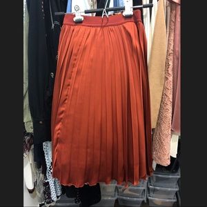 HM orange pleated skirt